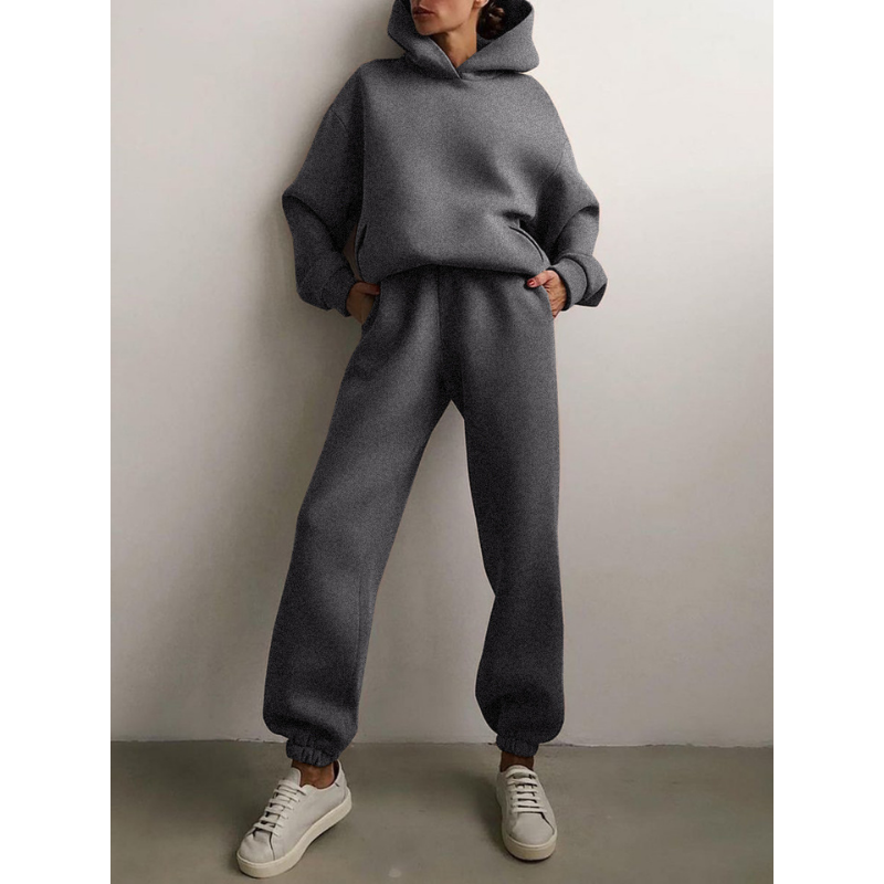 Oversized damski dres z kapturem i szerokimi spodniami dresowymi