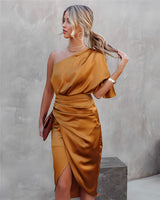 Elegancka sukienka midi o glamourowym kroju