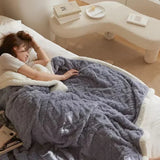 Gruby zimowy koc z wełny jagnięcej – maksymalne ciepło i komfort