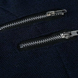 Damski płaszcz z kapturem – długi fason z dekoracyjnymi wstawkami