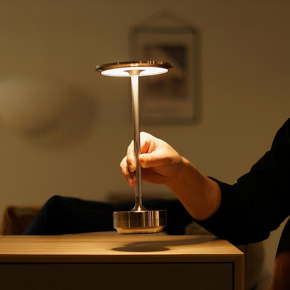 Minimalistyczna Lampa Stołowa z Ciepłym Światłem i Eleganckim Designem