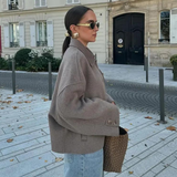 Elegancki nadmiarowy płaszcz damski - komfort i styl